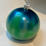 Nordlys julekule med glitterdryss