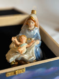Josef og Maria m/Jesus, juletrefigurer i trekasse
