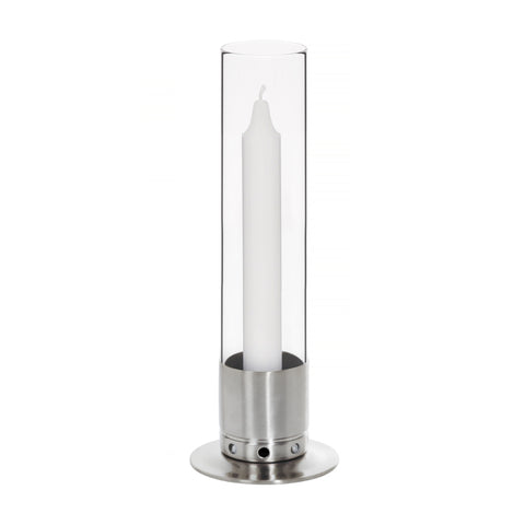 Kattvik lysestake i børstet stål med hvitt stearinlys og glass-søyle på stålfot.