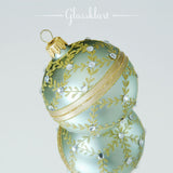 Rund julekule I glass. Dus grønn dekorert med gull og perler. Juletrepynt