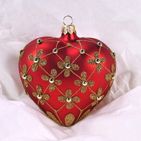 Hjerteformet julekule I glass. Malt i rødt med gulldetaljer og dekorert med gullperler. Julepynt