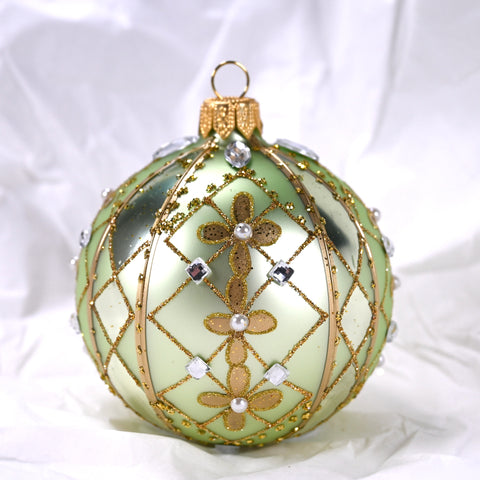 Rund julekule i glass. Malt i dusgrønn, dekorert med gull, hvite perler og blanke glassteiner. Juletrepynt, påskepynt