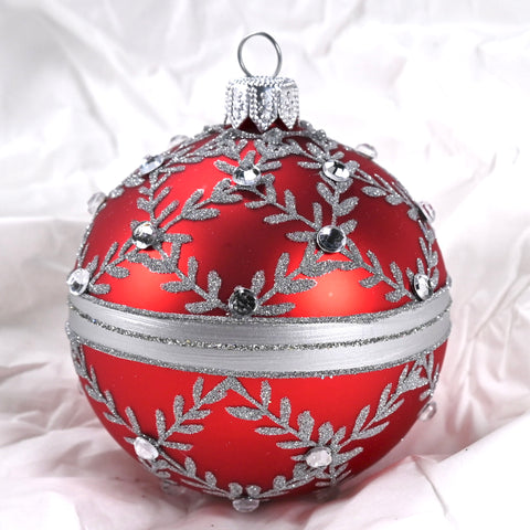 Rød julekule I glass. Dekorert med bladmønster i gull og blanke glassteiner. Juletrepynt