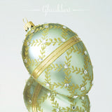 Eggformet julekule I glass. Dus grønn med gulldetaljer. Julepynt/påskepynt. Glassegg